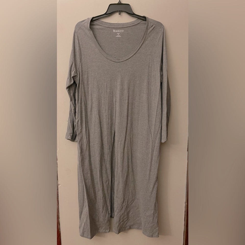 Women’s front slit extra long gray tunic. Size 22/24.